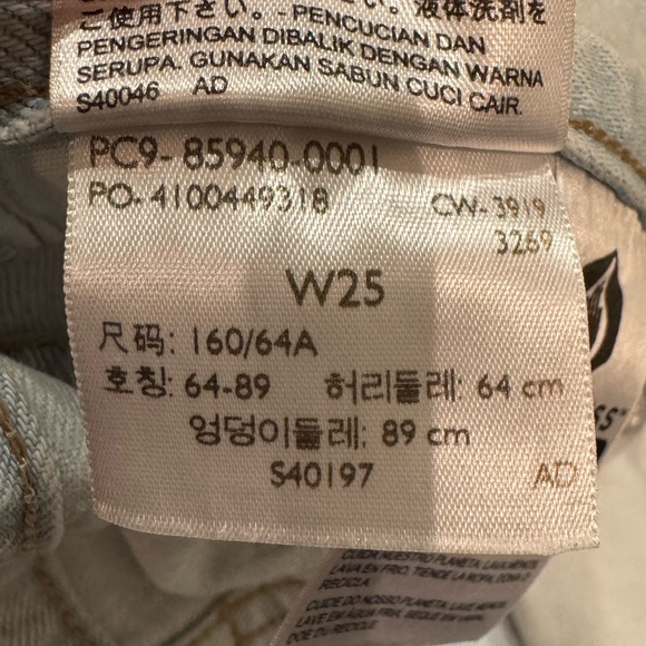 Levi’s Denim Shorts - Picture 7 of 7